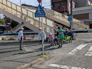 歩道橋付近におけるあいさつ運動の様子