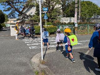 正門付近でのあいさつ運動の様子