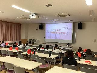 説明を聞く児童の様子