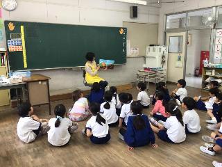 1年生での読み聞かせの様子