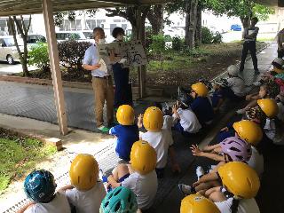自転車点検の説明を受ける子どもたちの様子