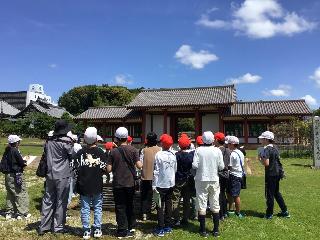 国分尼寺跡の説明を受ける児童の様子