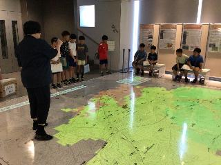 説明を聞く児童の様子