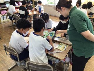 作品を作る児童の様子