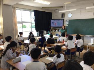 説明を受ける児童の様子