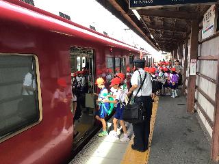 電車に乗る児童の様子