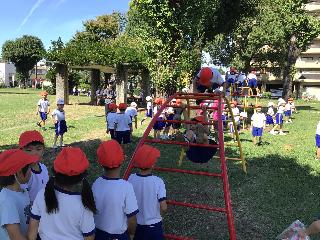 雲梯で遊ぶ児童の様子