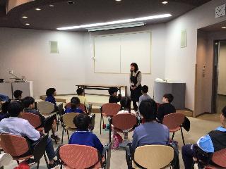 説明を聞く児童の様子