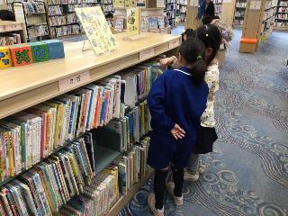 本を選ぶ児童の様子