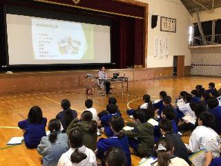 説明を聞く児童の様子