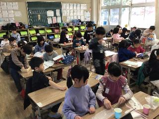 1年生におもちゃの作り方を教える児童の様子