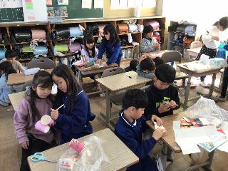 1年生におもちゃの作り方を教える児童の様子