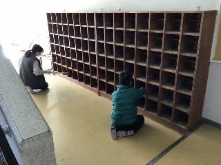 下駄箱掃除をする6年生