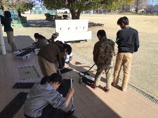 エアコンフィルターの清掃をする6年生