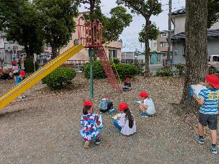 すべり台を記録する児童の様子