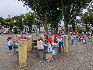 公園内を観察する児童の様子