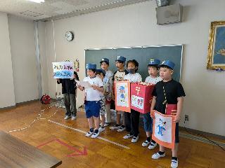 児童集会で宣伝を行う様子
