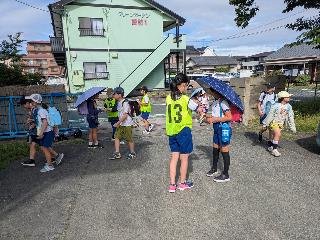 西門であいさつ運動を行う児童の様子