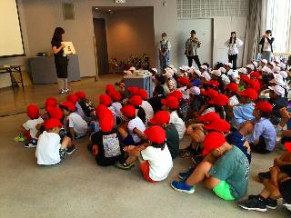 説明を聞く児童の様子