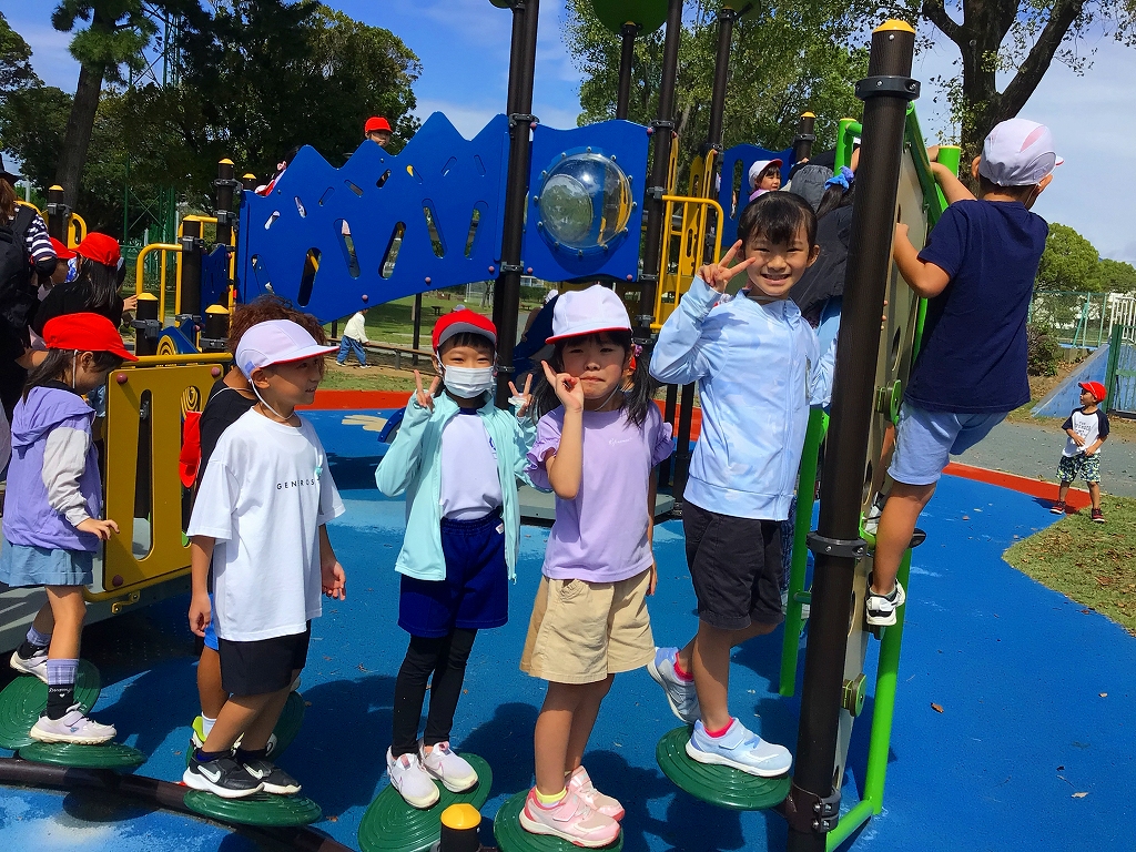 遊具で遊ぶ児童の様子