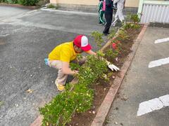 花壇にツツジを植えているおやじの会の方の写真
