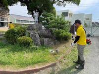 二宮金次郎の周りの草刈りをしてくれているおなじの会の方々の写真