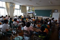 交通安全DVDを見ている児童たちの写真