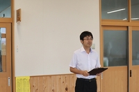 校長先生がカメラの前でお話をしている社員