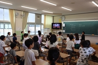 教室のモニターで卒業式を行っている写真