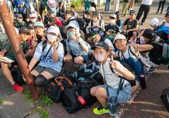 校庭に集合した児童達が座ってポーズをとっている写真