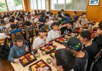 食堂で昼食を摂っている児童達の写真