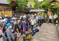旅館の入口前で整列して挨拶をする児童達の写真