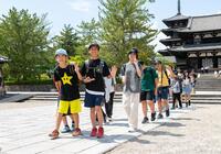 法隆寺から歩いてくる児童達の写真