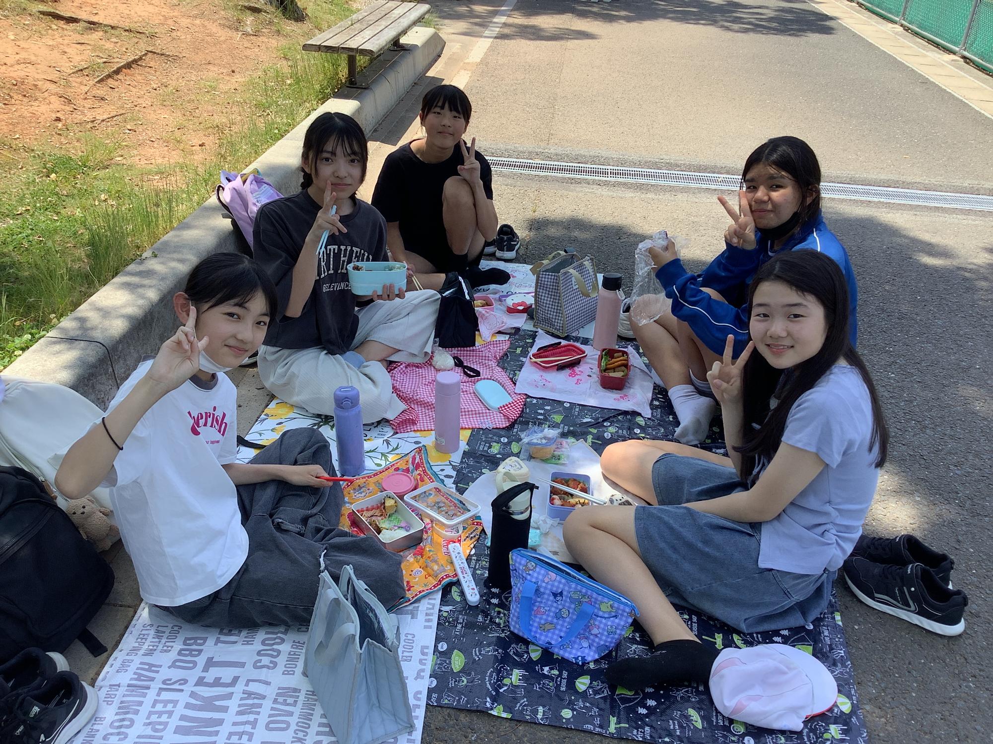 外で食べるご飯もおいしいです。