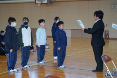 たくさんの児童が表彰されている写真