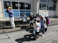 講師の方に双眼鏡の使い方を教わっている生徒たちの写真