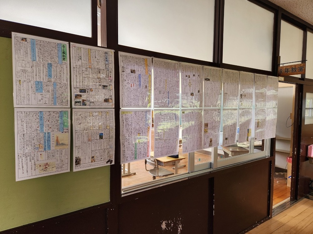 6年生の社会科見学のまとめが掲示されている廊下の写真