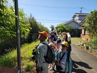 野鳥を探している大人と子供たちの写真