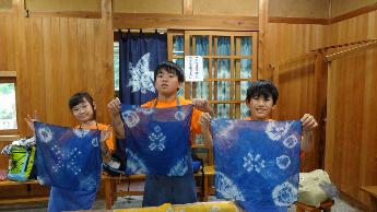 足助屋敷で体験活動。藍染をしたグループです