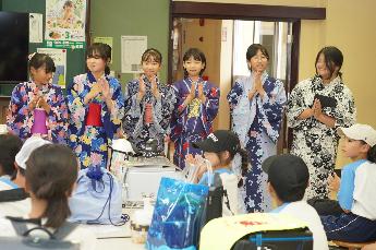 6年生は浴衣で雰囲気を盛り上げます