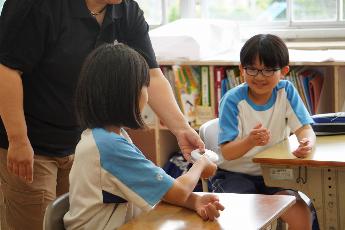 手話で伝えます