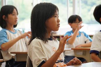 自分の名前を手話で伝えます