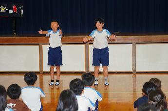 ポーズをやってみましょう「歩こう廊下静かにね」