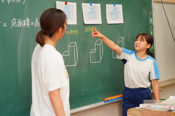 二つの立体に分ける方法で式を立てます