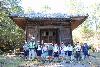 冨士神社では、お参りの作法を学びました。二礼二拍手一礼です。