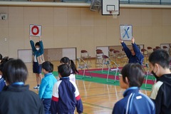 マルバツクイズをしている計画委員の児童たちの写真
