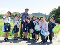 講師の方と生徒たちで記念撮影をしている写真