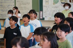 元気よく校歌を歌っている生徒たちの写真