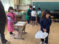 パラシュートが落ちてくるのを眺めている生徒たちの写真