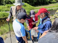 えごの木の実がどんな物か実際に触ってみている生徒たちの写真